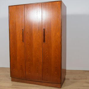 Trzydrzwiowa szafa, G-Plan, Wielka Brytania, lata 60.