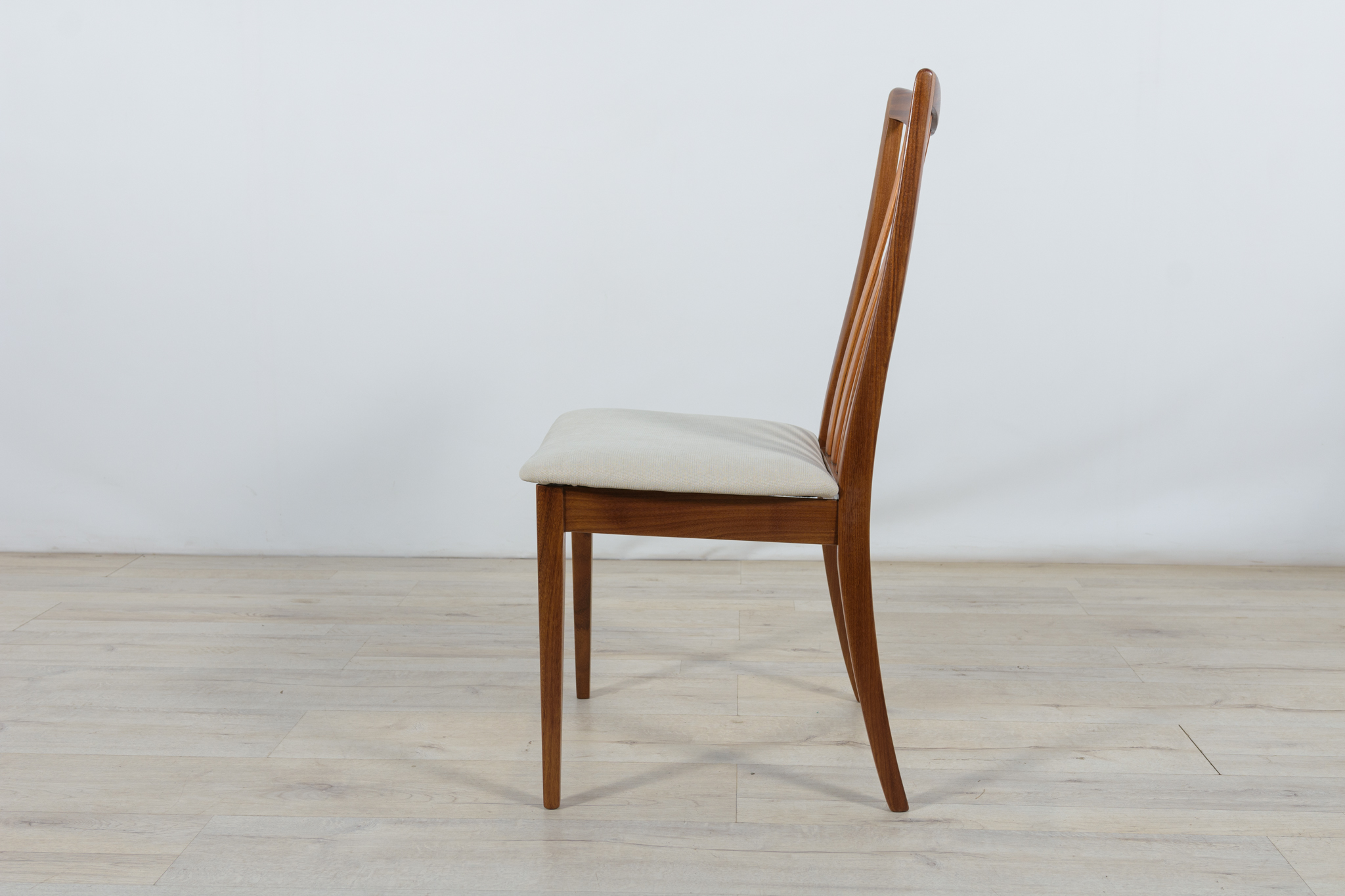 Krzesła tekowe lata 60. L. Dandy, G-Plan, Wielka Brytania z boku krzesło